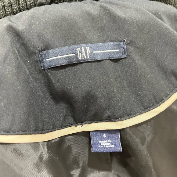 Black Gap Puffer Jacket - Picture 3 of 5